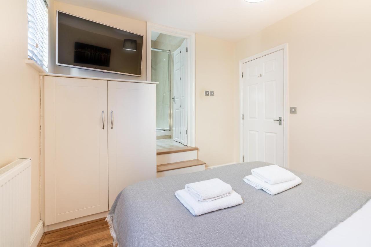 One Bedroom Flat In Bush Hill Park Enfield Esterno foto