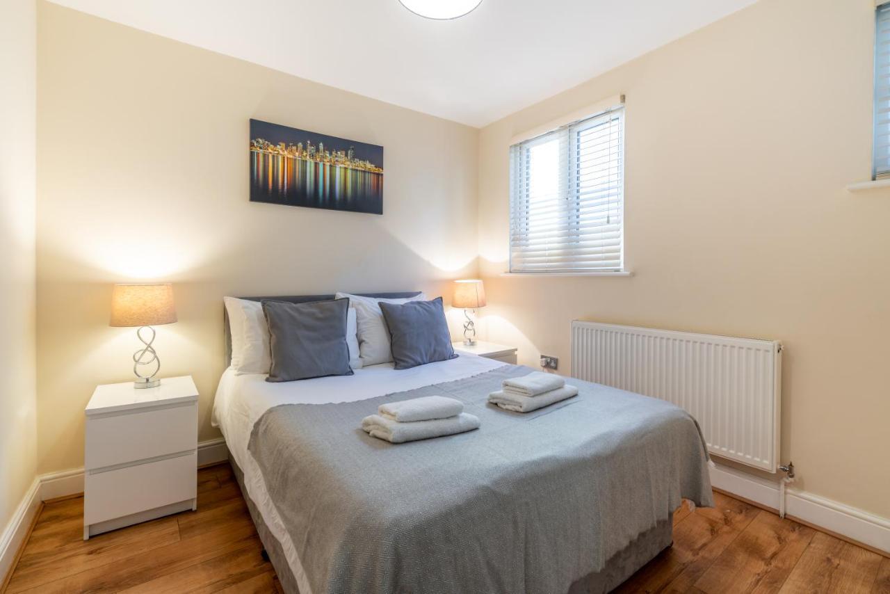 One Bedroom Flat In Bush Hill Park Enfield Esterno foto
